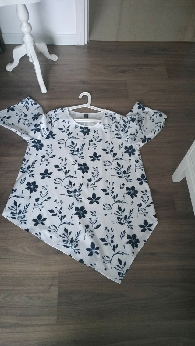 Blusa bianca fiori blu curvy