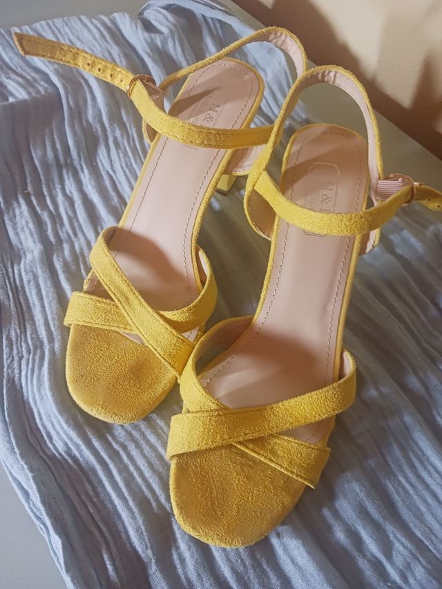 Sandalias tacón amarillas