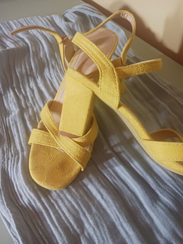 Sandalias tacón amarillas