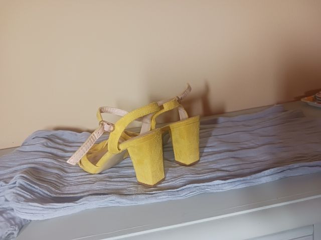 Sandalias tacón amarillas