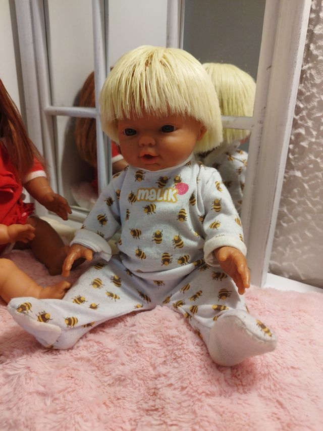 Muñeco Malik - Bebé con pijama abejas