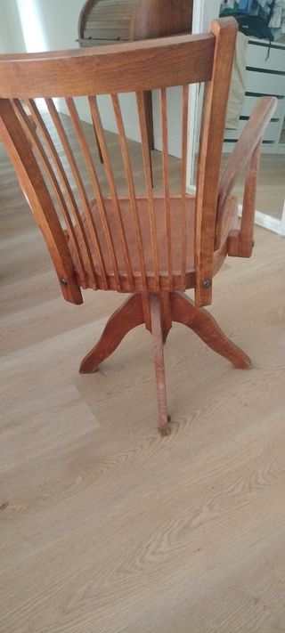 Escritorio antiguo de madera con silla