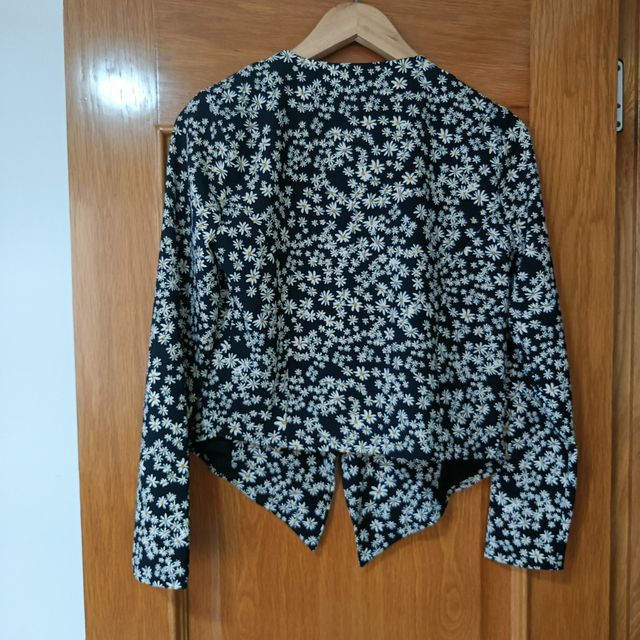 Blazer flores negro, si botones y corte en pico.