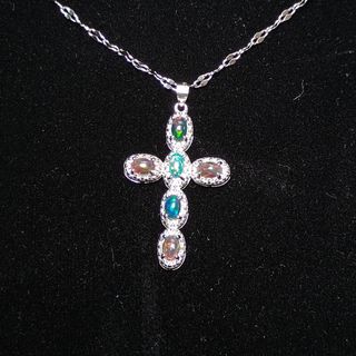 Colgante de plata con cruz de ópalo negro