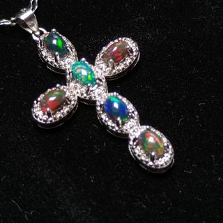 Colgante de plata con cruz de ópalo negro