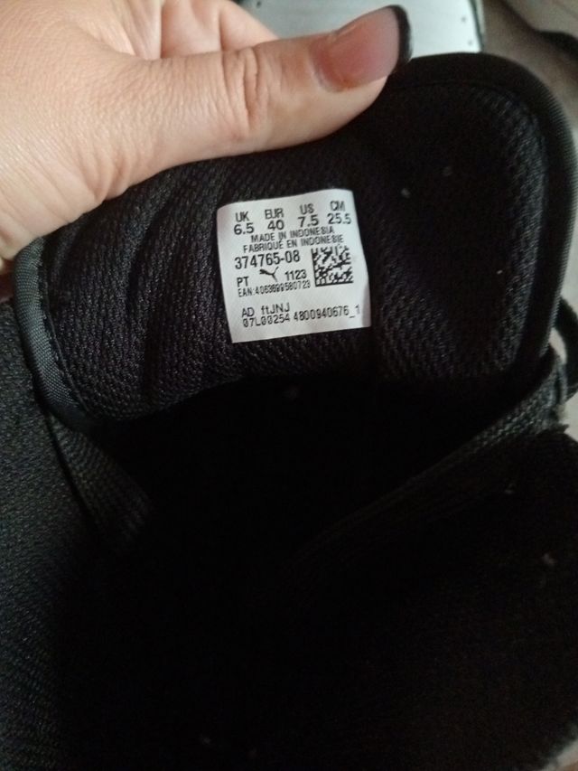 Zapatillas Puma grises y blancas