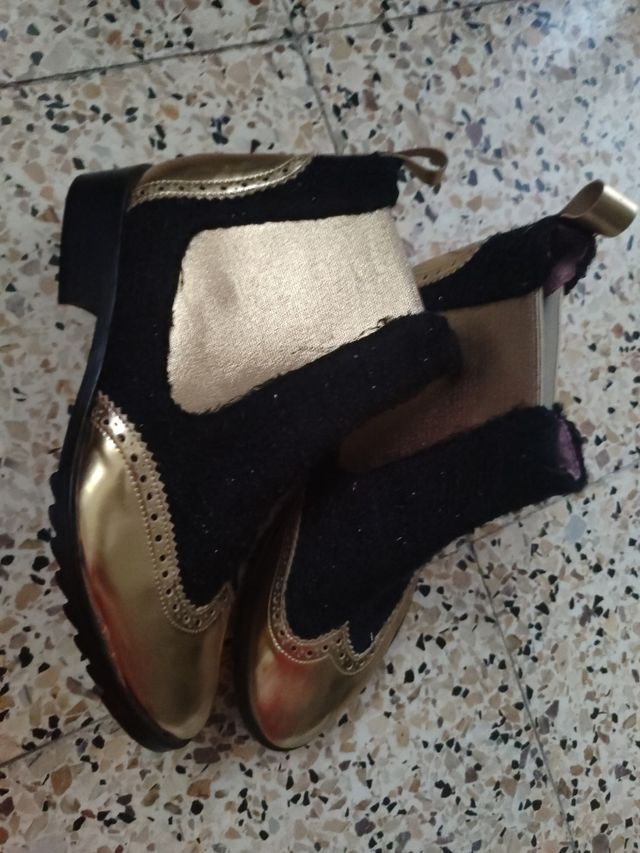 Botas negras y doradas