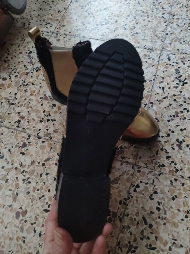 Botas negras y doradas