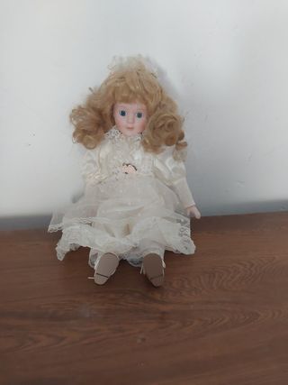 Muñeca porcelana vestida