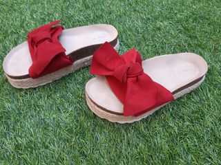 Sandalias rojas con lazo