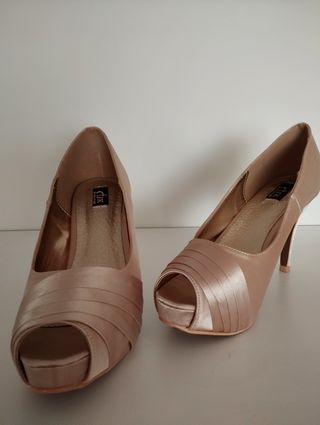 Zapatos tacón beige satén