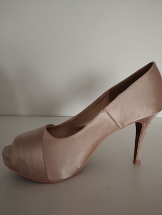 Zapatos tacón beige satén