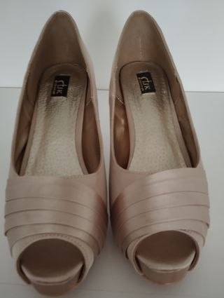 Zapatos tacón beige satén