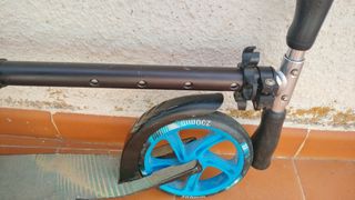 Patinete plegable azul.