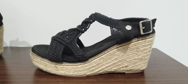 Sandalias cuña negras