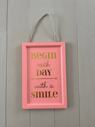 Placa decorativa: “Empieza el día con una sonrisa”