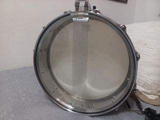 Tambor de metal con correa