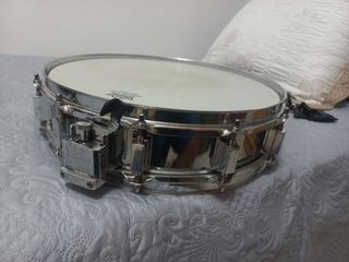 Tambor de metal con correa