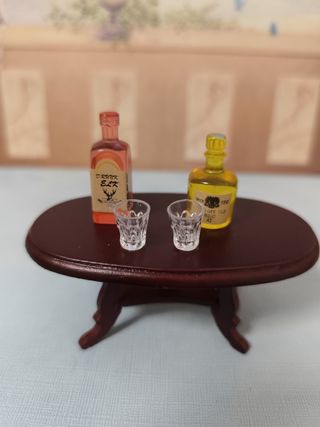 Miniature, bicchieri da liquore e casa delle bambole