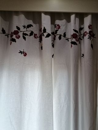 Cortinas blancas con flores rojas bordadas