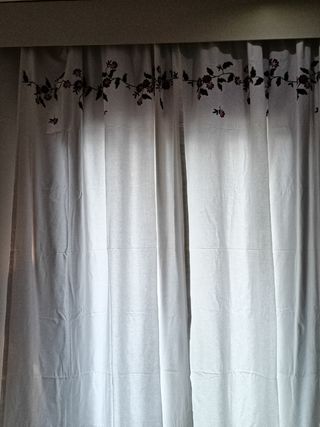 Cortinas blancas con flores rojas bordadas