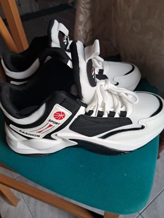 Zapatillas deportivas blancas y negras
