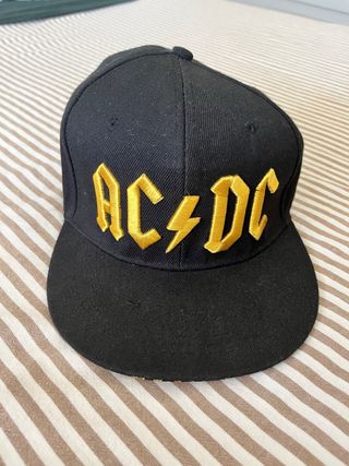 Gorra AC/DC negra y dorada