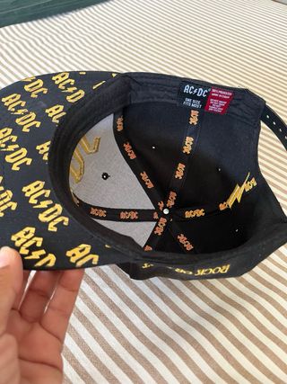 Gorra AC/DC negra y dorada