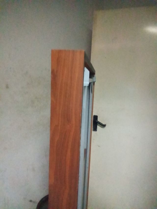 Mesa de madera marrón