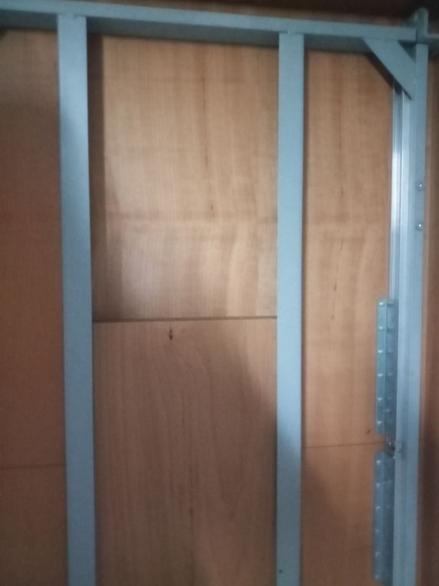 Mesa de madera marrón