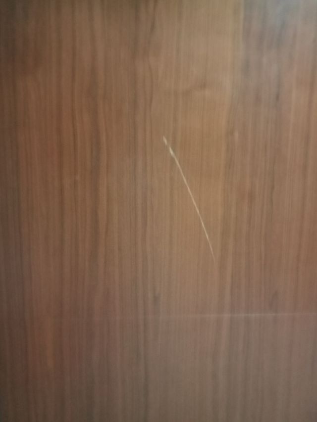 Mesa de madera marrón