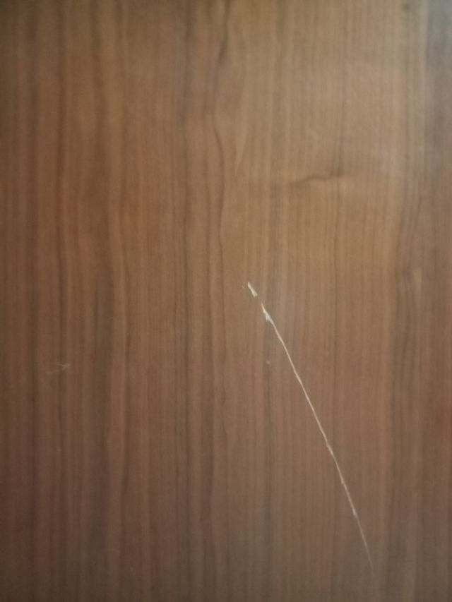 Mesa de madera marrón