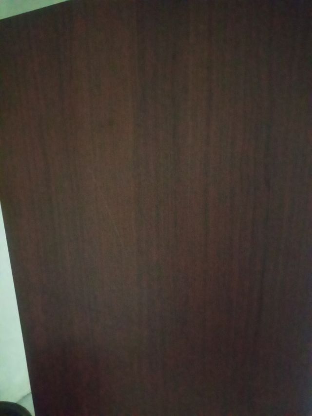 Mesa de madera marrón