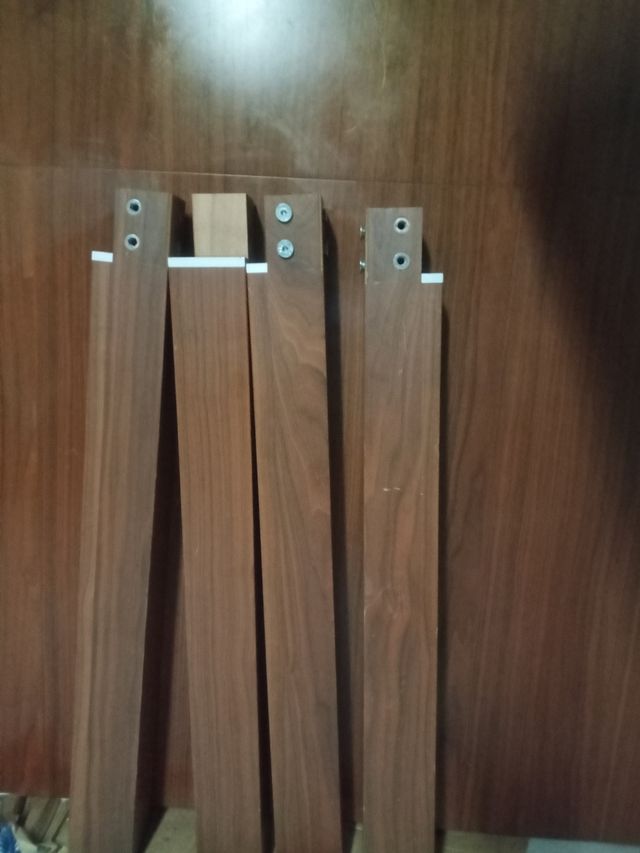 Mesa de madera marrón