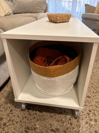 Mesa centro blanca con ruedas. 
Super versátil
