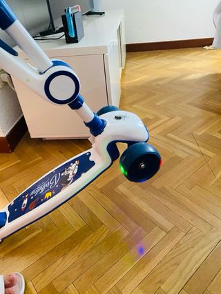 Patinete infantil azul y blanco