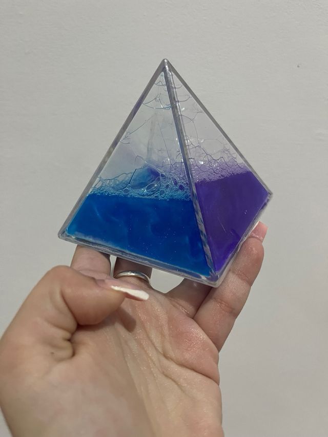 Adorno Pirámide decorativa 2 colores con agua 