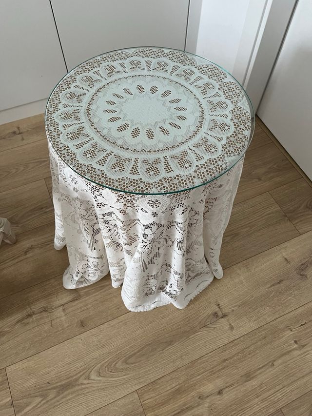 Mesita auxiliar de cristal con faldón blanco