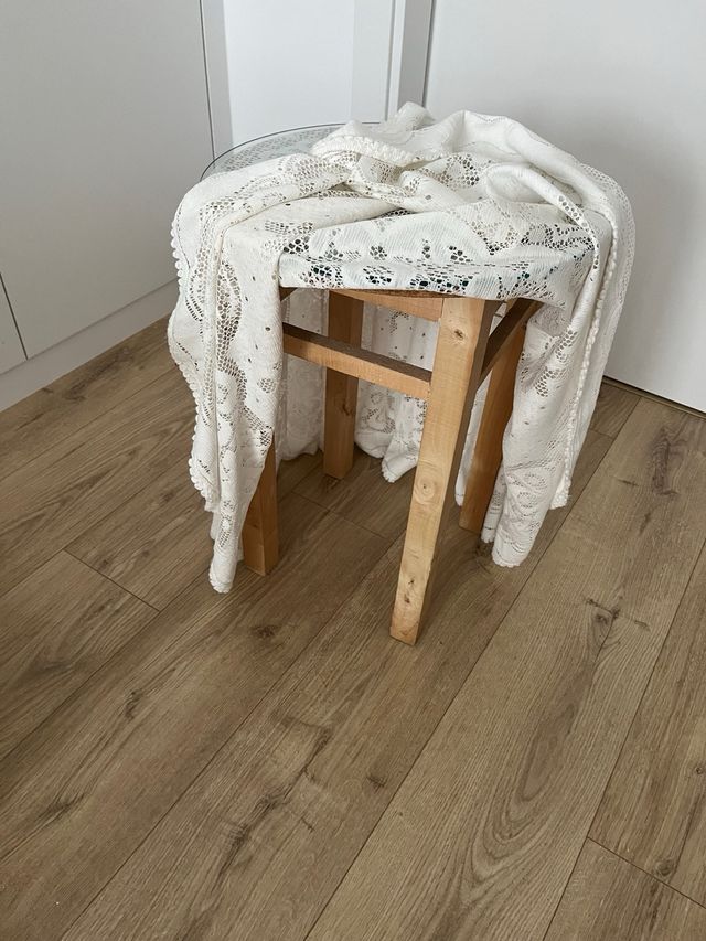 Mesita auxiliar de cristal con faldón blanco