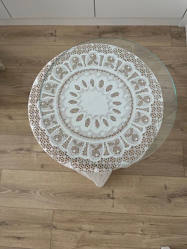 Mesita auxiliar de cristal con faldón blanco