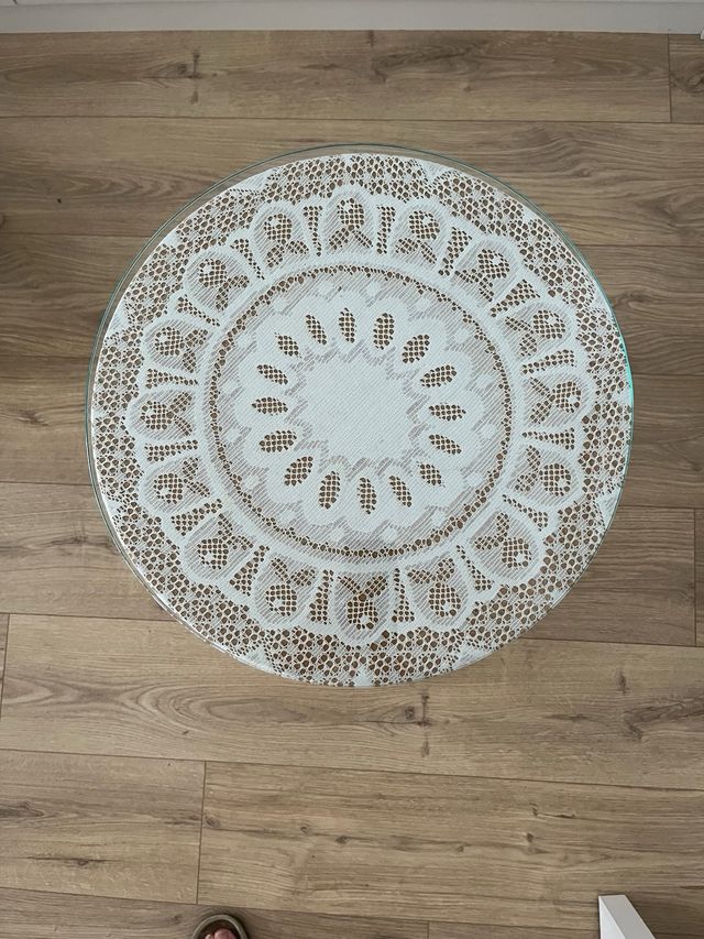 Mesita auxiliar de cristal con faldón blanco