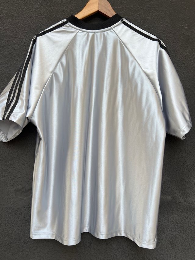 Camiseta tipo Stüssy Plateada Talla L