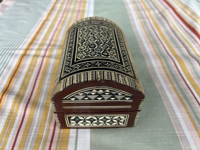 Cofre marquetería madera