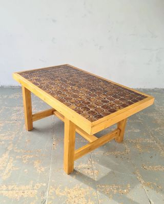 Mesa auxiliar de cerámica y pino. Francia, 60s.