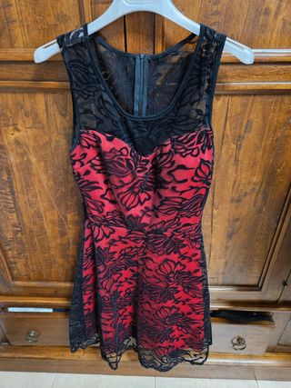 Vestito nero e rosso