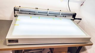 Mesa montaje tapas encuadernar SKJ950.