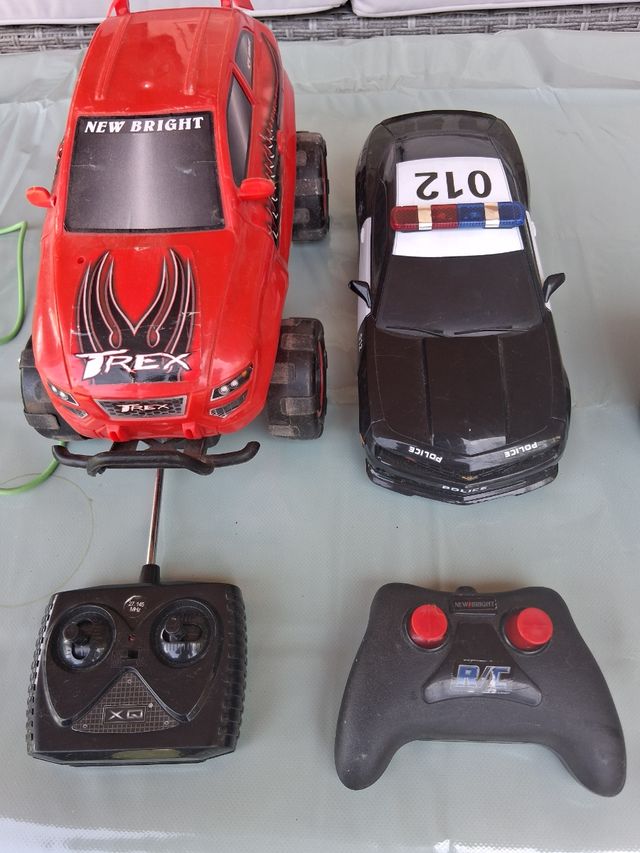 Coches teledirigidos: 2 coches + mandos