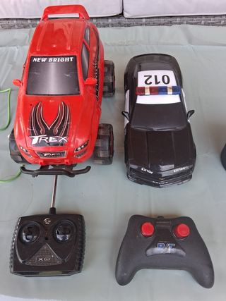 Coches teledirigidos: 2 coches + mandos