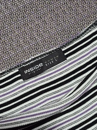Top rayado blanco, negro y morado.