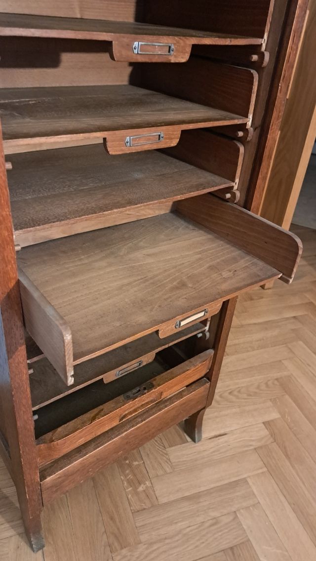 Archivador antiguo de madera